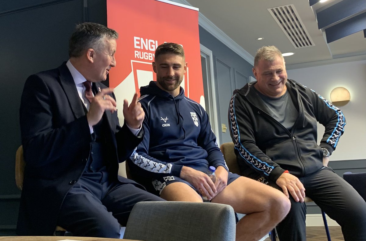 It’s not every day you get the chance to tell England rugby league coach Shaun Wane about your rugby career. Not sure why he’s laughing! 😂🏉 Great to chat with Shaun and @TommyMak21 #RLWC2021 #RLWC #England
