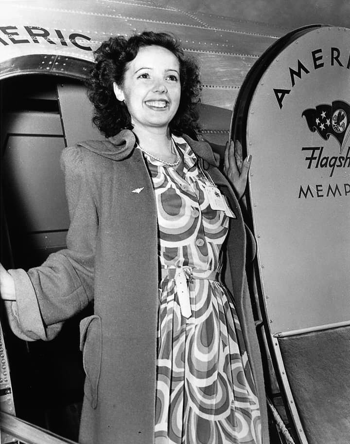 evergreenjessie's tweet photo. Jessie looking radiant as she lands in USA on American Airlines plane 'Flagship Memphis’ built in 1939 so presumably Jessie is seen here in USA to film ‘Forever And A Day’. #jessiematthews #thedancingdivinity #1930s https://t.co/ia1EUTE6Hf