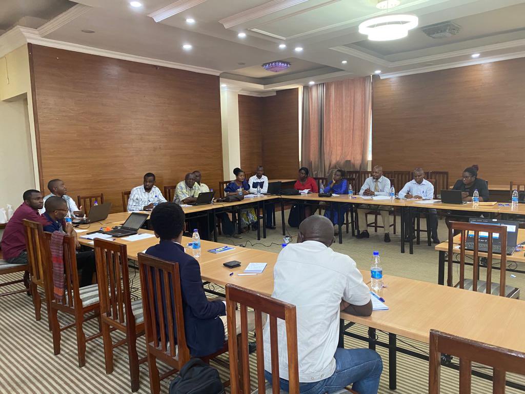 CongoMines's tweet photo. #RDC_ITIE_Transparence_Ressources_Naturelles : Poursuite des travaux d'analyse et d'enrichissement du projet de #cadrage du rapport ITIE-RDC 2020-2021 avec les organisations de la société civile du Nord et Sud-Kivu impliquées dans la mise en œuvre de l'ITIE en RDC. https://t.co/BKSIC1vg6k