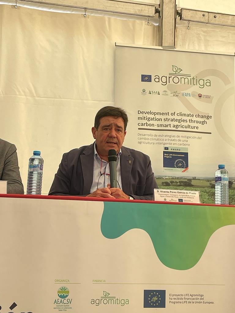 AgapaAndalucia's tweet photo. Nuestro DG @jocaalma, asiste a la Jornada de #AgriculturadeConservación en Huelva:
“Oportunidades de la #SiembraDirecta en el marco de la nueva #PAC y en la Agricultura de Carbono” dentro del proyecto Life #Agromitiga 🌱

🎙️Inaugura @Vperezrrayo viceconsejero de @AgriculturAnd https://t.co/pThxohoPUs