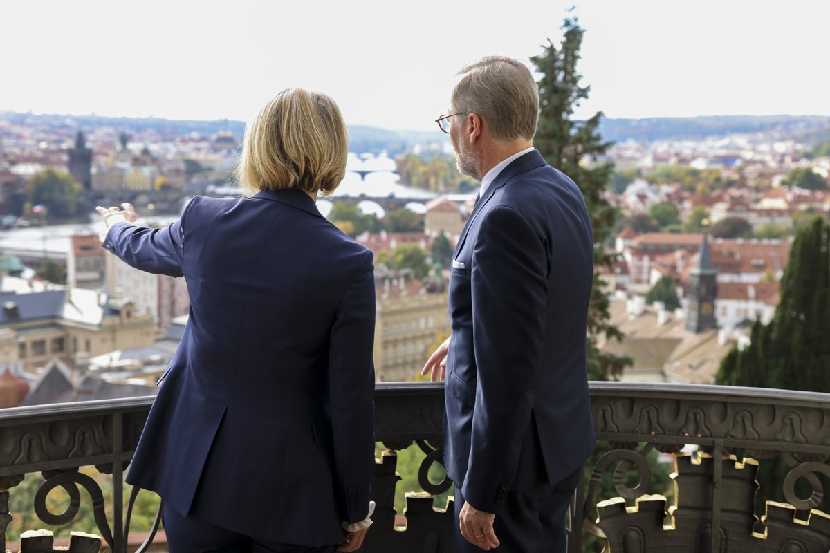 The Prime Minister has arrived in Prague 🇨🇿 for the European Political Community summit. Working with our allies and friends we will: ➡️ Ensure Putin’s war in Ukraine fails ➡️ End our reliance on Russian energy ➡️ Step up our response to illegal migration