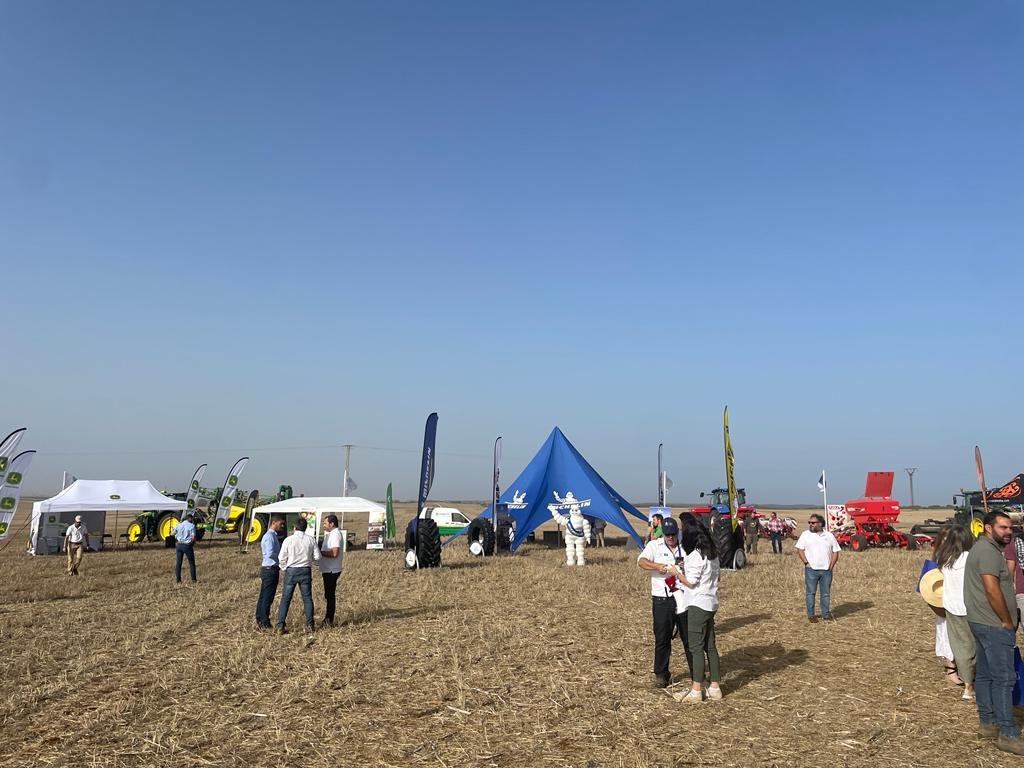 AgapaAndalucia's tweet photo. Nuestro DG @jocaalma, asiste a la Jornada de #AgriculturadeConservación en Huelva:
“Oportunidades de la #SiembraDirecta en el marco de la nueva #PAC y en la Agricultura de Carbono” dentro del proyecto Life #Agromitiga 🌱

🎙️Inaugura @Vperezrrayo viceconsejero de @AgriculturAnd https://t.co/pThxohoPUs