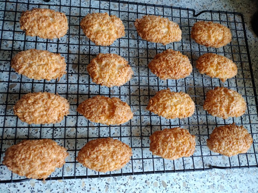 I don't know why I do this... who's going to eat them😏#Coconutmacaroons #baking