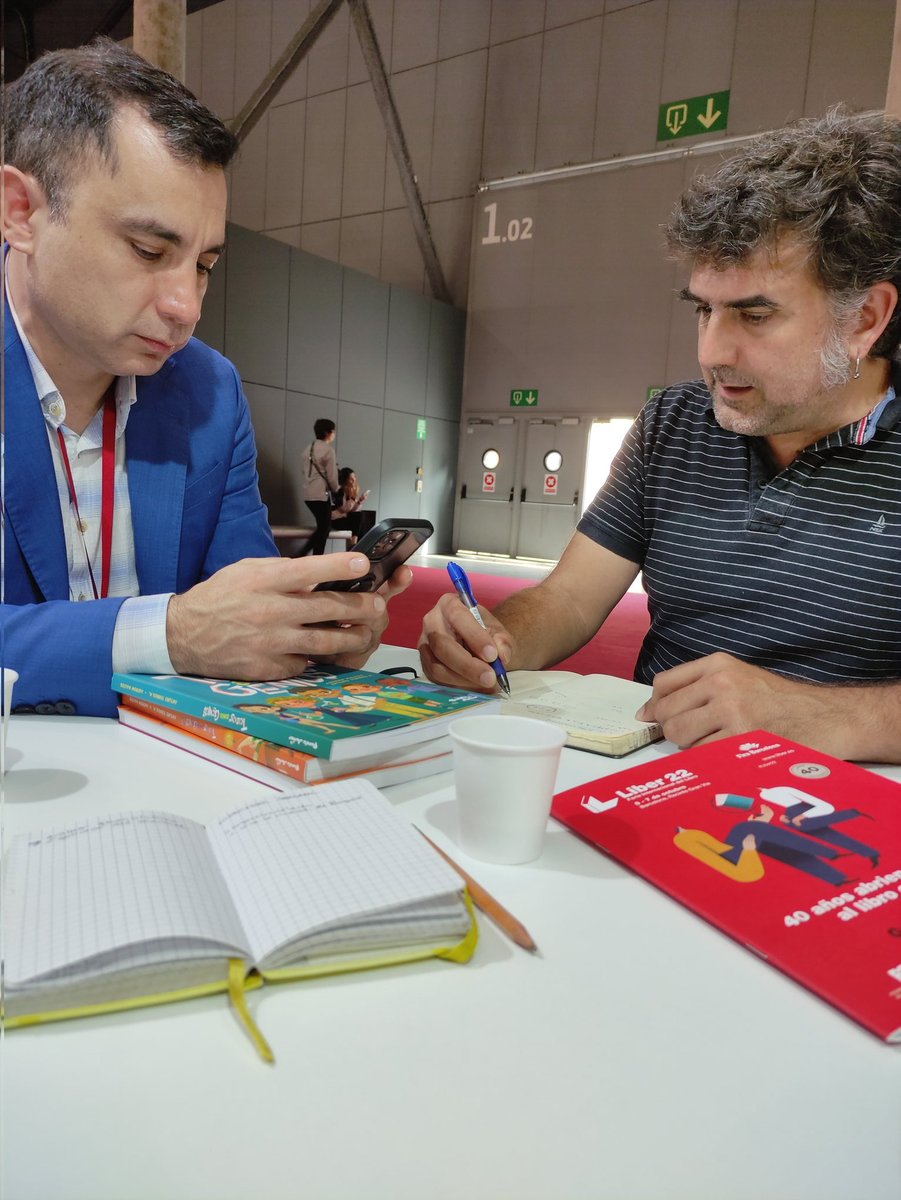 Con Andrés Ossa, director de @Cerlalc, tejiendo 'parcerias'/amistades en pro de la implantación de la #ecoedición en América. Nos vemos en la Feria del Libro de Bogotá? #LIBER22