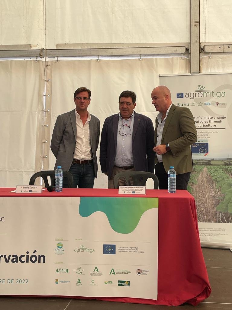 AgapaAndalucia's tweet photo. Nuestro DG @jocaalma, asiste a la Jornada de #AgriculturadeConservación en Huelva:
“Oportunidades de la #SiembraDirecta en el marco de la nueva #PAC y en la Agricultura de Carbono” dentro del proyecto Life #Agromitiga 🌱

🎙️Inaugura @Vperezrrayo viceconsejero de @AgriculturAnd https://t.co/pThxohoPUs