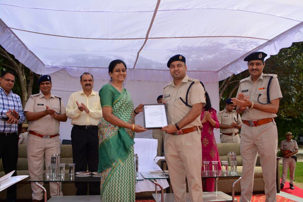 Akhilkumarboxer's tweet photo. Feels great when efforts are rewarded.

Thank you @gurgaonpolice 

Will keep moving on the path of Seva Suraksha Sahyog.. @police_haryana https://t.co/tffoDtV1mG