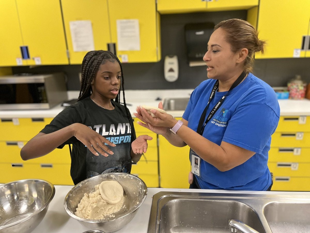We had a special guest, our head custodian Maira, come by and help with Pupusa making yesterday! We are thankful for all of the amazing adults at @WunderlichKISD who pour into our students ❤️ #familystudies #HispanicHeritageMonth #weareKleinCTE