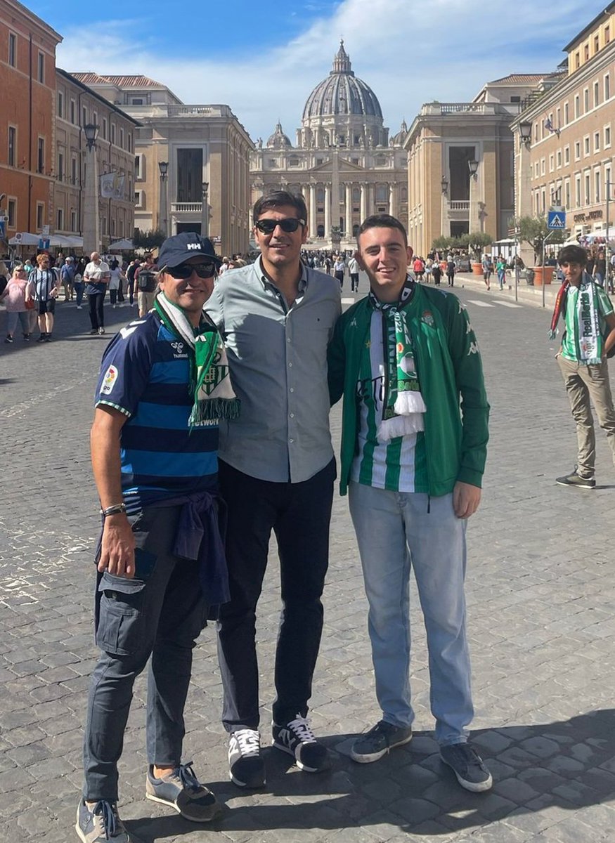 HVerdiblanco's tweet photo. Con mi presi. Viva el @RealBetis https://t.co/Shu7RqHF1W
