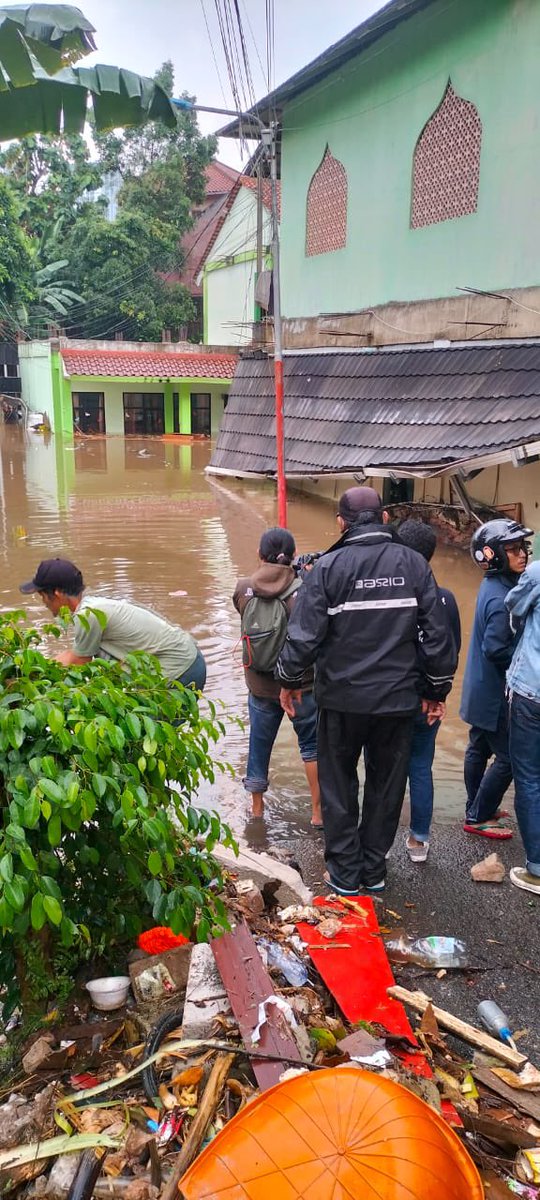 fraksinasdemjkt's tweet photo. Inalilahi wa innailaihi rajiun. Turut berduka cita atas musibah yang terjadi di Madrasah Tsanawiyah (Mts) 19 Jakarta. Semoga alm dan almh diterima di sisi Allah SWT. 🙏🏼😢Semoga ini menjadi evaluasi bagi stakeholder terkait robohnya bangunan tsb.
#MTS19
#DukaCita https://t.co/6bMpur0Oxg