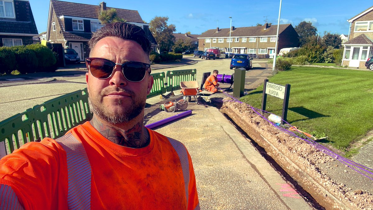 Thegraveytrain3's tweet photo. Beautiful day in #worthing  big shout out to all the crew #digging #thirstythursday #thegraveytrain https://t.co/7yX9VOdrvo