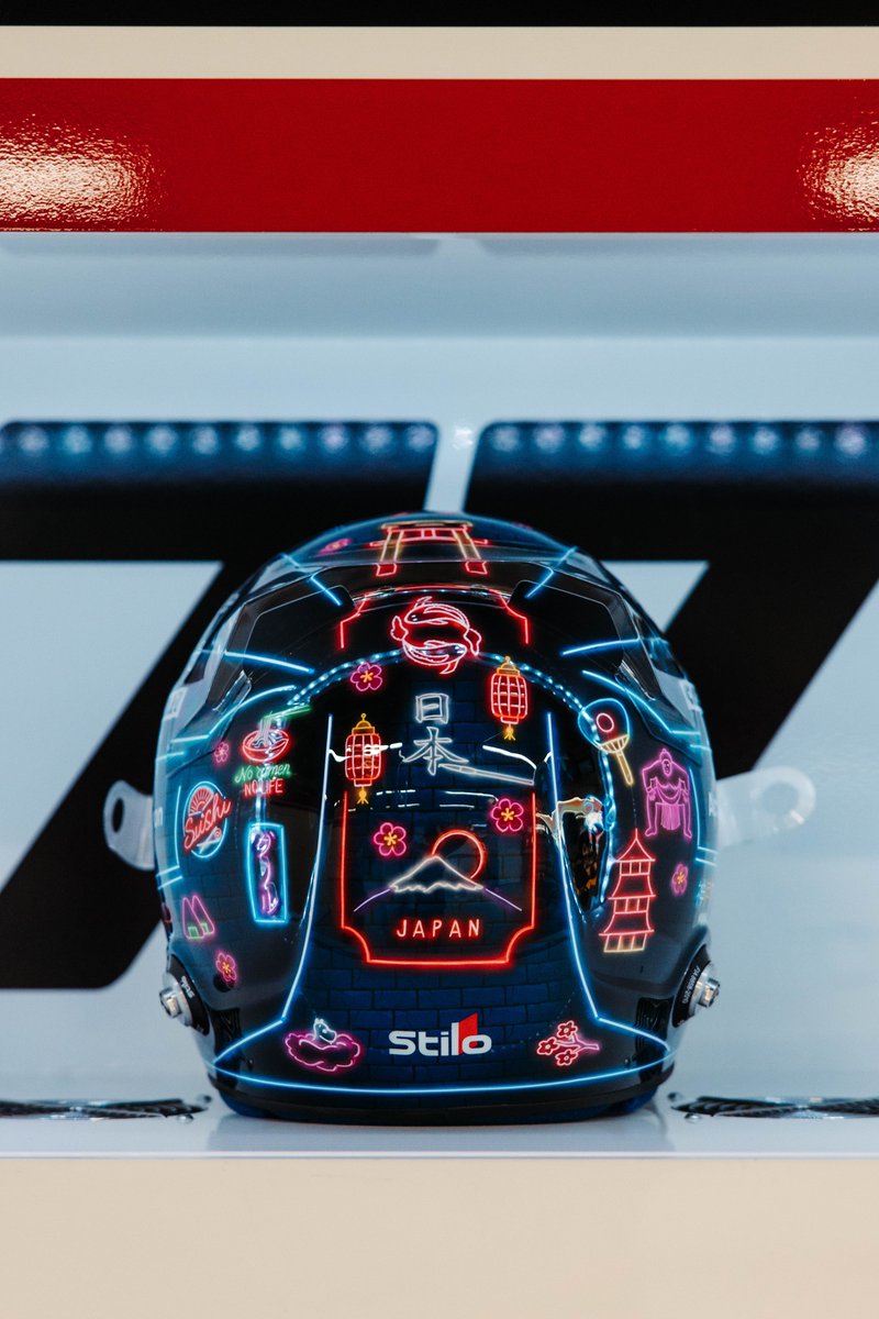 ValtteriBottas's tweet photo. Suzuka is my favourite track, so special helmet design was needed. I love Japan 🇯🇵

Helmet: @StiloOfficial 
Paint: @DanieldesignsI 
Design: @tiffanycromwell 

#VB77 #F1 #JapaneseGP https://t.co/lN2NLOqFOc