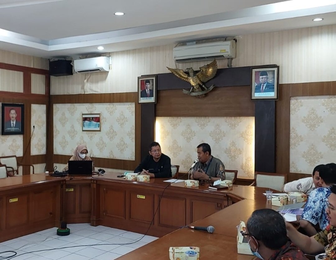 dpusdatarujtg's tweet photo. Sosialisasi dan Edukasi Sistem Informasi Retribusi Dinas PUSDATARU @provjateng secara online.

Pembayaran Retribusi secara tunai dan non tunai menjadi lebih mudah, cepat dan efisien.

#JatengGayeng 
@ganjarpranowo 
@TajYasinMZ 
@kominfo_jtg 
@bpkadjtg 
@bank_jateng https://t.co/kSeyUZsrV1