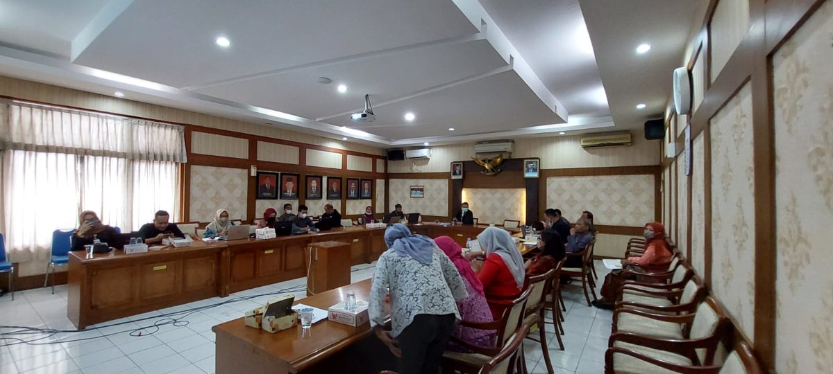 dpusdatarujtg's tweet photo. Sosialisasi dan Edukasi Sistem Informasi Retribusi Dinas PUSDATARU @provjateng secara online.

Pembayaran Retribusi secara tunai dan non tunai menjadi lebih mudah, cepat dan efisien.

#JatengGayeng 
@ganjarpranowo 
@TajYasinMZ 
@kominfo_jtg 
@bpkadjtg 
@bank_jateng https://t.co/kSeyUZsrV1