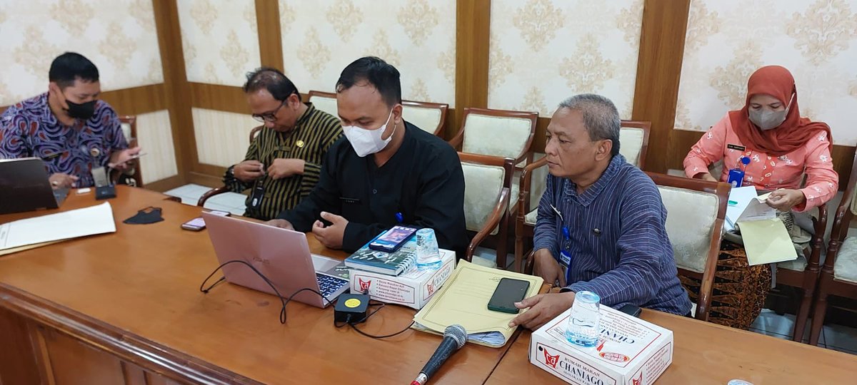 dpusdatarujtg's tweet photo. Sosialisasi dan Edukasi Sistem Informasi Retribusi Dinas PUSDATARU @provjateng secara online.

Pembayaran Retribusi secara tunai dan non tunai menjadi lebih mudah, cepat dan efisien.

#JatengGayeng 
@ganjarpranowo 
@TajYasinMZ 
@kominfo_jtg 
@bpkadjtg 
@bank_jateng https://t.co/kSeyUZsrV1