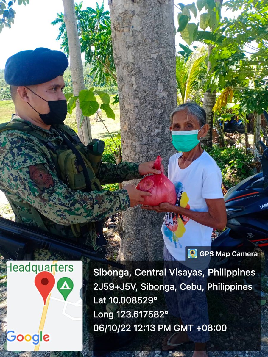 Rpscoyrpsb7's tweet photo. 𝐏𝐀𝐃𝐀𝐘𝐔𝐍 𝐍𝐆𝐀 𝐏𝐀𝐍𝐆𝐀𝐋𝐀𝐆𝐀𝐃 𝘴𝘢 𝘮𝘨𝘢 𝘚𝘐𝘉𝘖𝘕𝘎𝘈𝘕𝘏𝘖𝘕
LOOK | Sibonga, - TSC, RMFB 7 personnel Morito John T Bulandres ,  conducted distribution of foodpacks to residents of  Brgy. Bahay, Sibonga, Cebu on  October 06, 2022 at 12:12 in the afternoon. https://t.co/uNtADNoeww