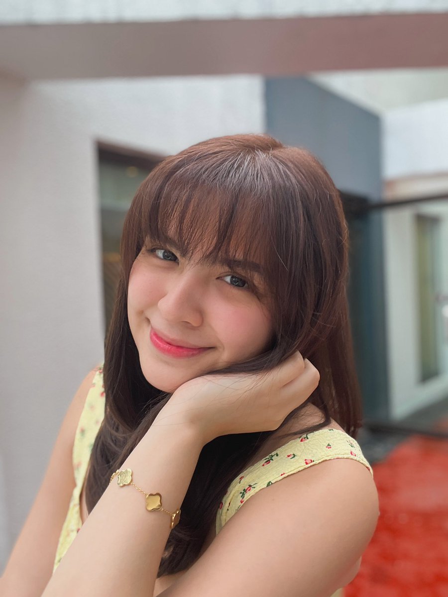 alexailacad's tweet photo. it was time for a change 💇🏻‍♀️ https://t.co/UvneVRQy1L