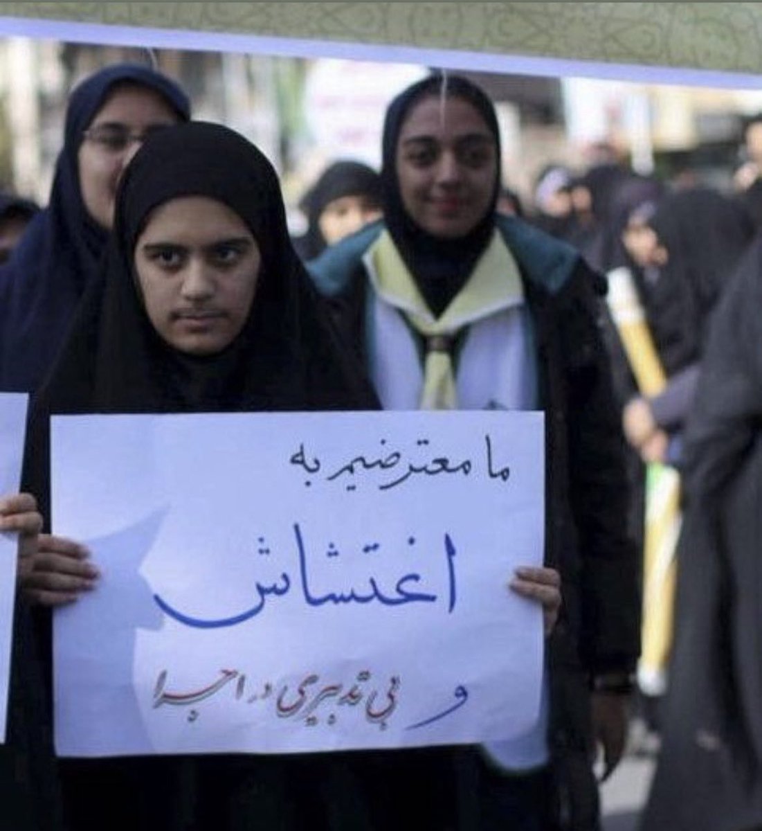 gh0lch0magh's tweet photo. کیرته داداش اعصاب خودتو خورد نکن.
#مهسا_امینی https://t.co/xbGMfXZnCF