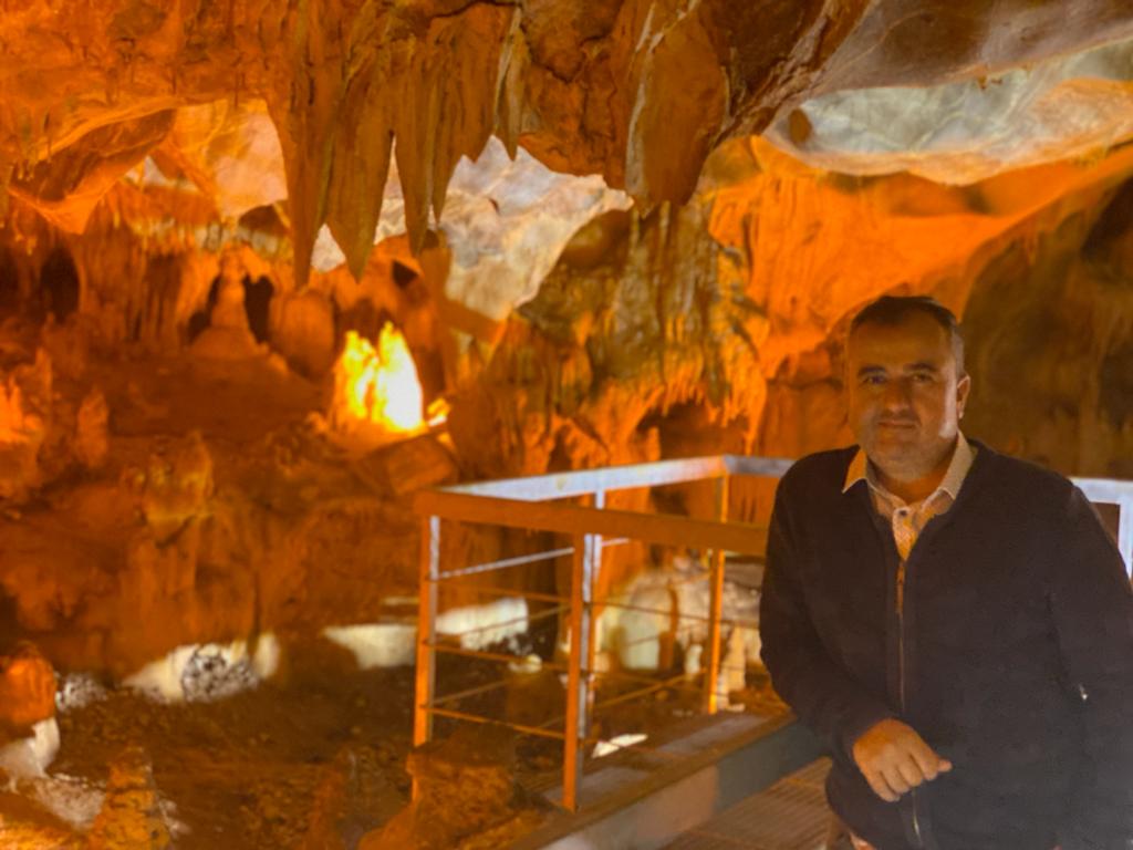 135 milyon yaşındaki kireçli taşın içerisinde oluşmuş olan ve sarkıt, dikit ve sütunların yer aldığı kendine has dokusu bulunan ve 'Ankara'nın Damlataş'ı olarak anılan Gölbaşı'ndaki Tulumtaş Mağarası 30 yıl sonra turizme kazandırılıyor. Tebrikler @06Ramazansimsek