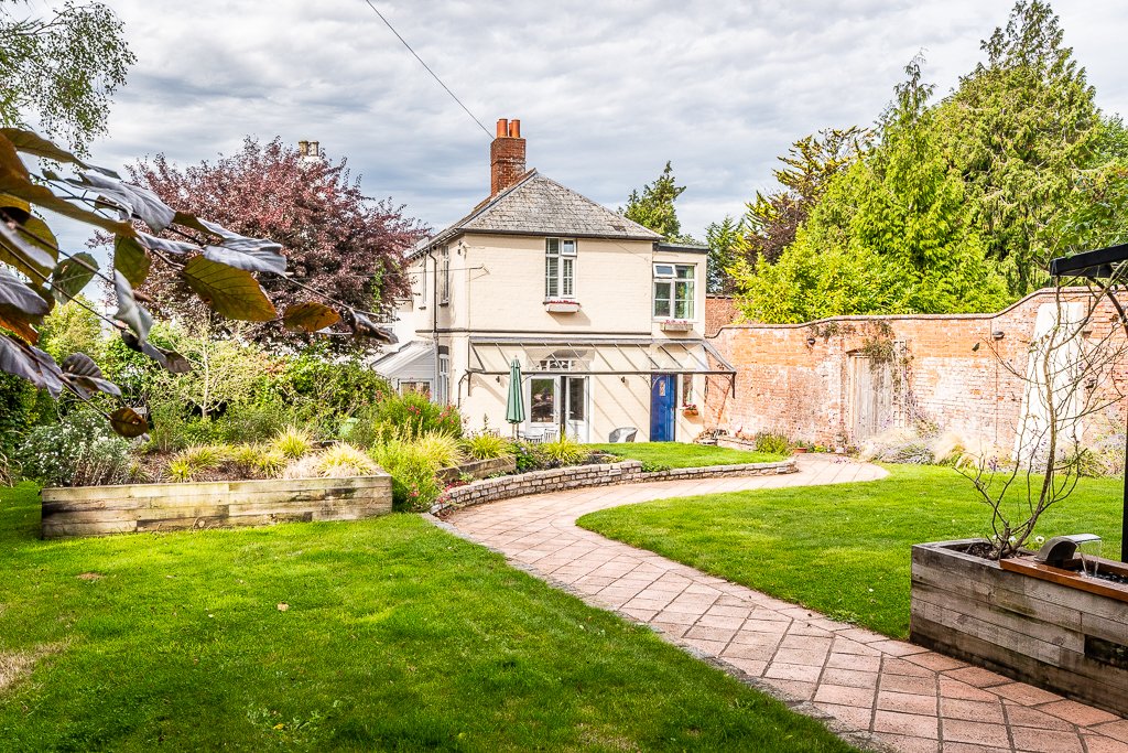 Housing market still stable despite mortgage market problems;

eastofexe.co.uk/latest-news/mo…