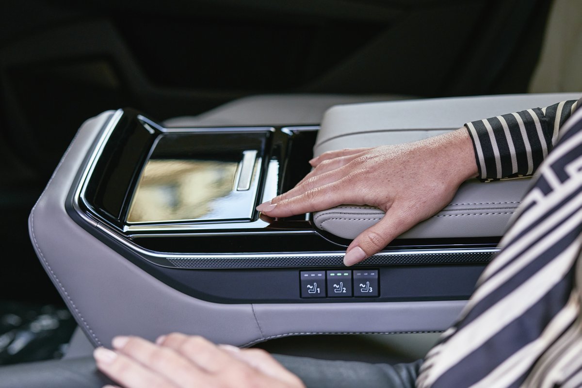 DSStoreMalaga's tweet photo. El reposabrazos central ofrece espacios de almacenamiento con USB y centro de control con numerosas funciones 👆

#DSAutomobiles #DS9 #ETense #Diseño #Tecnologia #DSStore #Malaga https://t.co/LkBgRcEryN