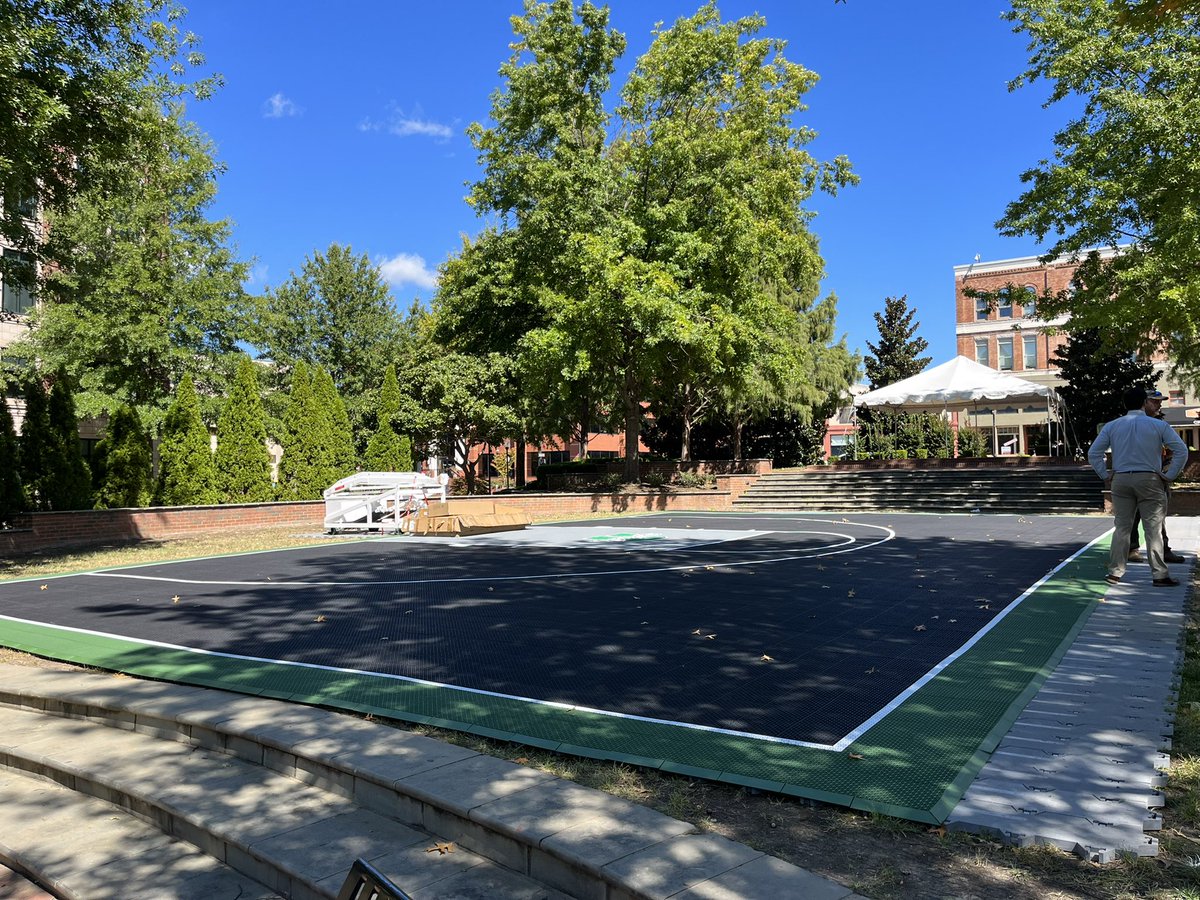 lkateb2000's tweet photo. Tonight is Morgan Square Madness‼️‼️ You’re not going to want to miss it!! You’ll get to meet @UpstateMBB @upstateWBB 👏

⏰ 6:00pm
📍Morgan Square, Downtown Spartanburg

#SpartanArmy⚔️ https://t.co/CYqdLPGHSr