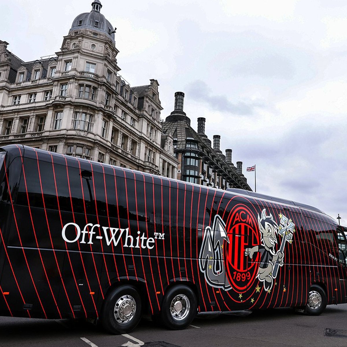 BetclicPortugal's tweet photo. Com esta parceria, o estilo do AC Milan ficou assegurado! Off-White 🤝🔥 https://t.co/urmKdA05uL