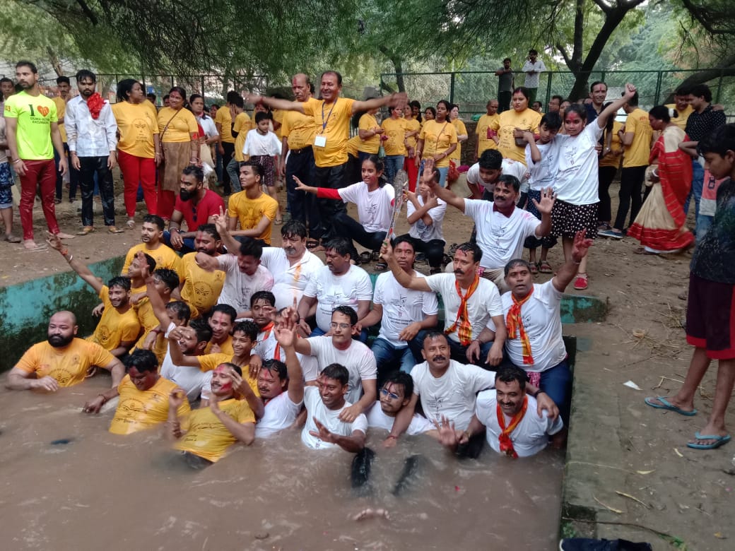 poonambhatibjp's tweet photo. तुग़लकाबाद एक्सटेंशन कल्चरल फोरम द्वारा आयोजित श्री दुर्गा पूजा का जोर शोर से शोभायात्रा उपरांत समापन किया जिसमें हमें भी शामिल होने का सौभाग्य प्राप्त हुआ। श्री यमुना जी में बढ़ते प्रदूषण को देखते हुए माता के स्वरूपों का विसर्जन भी तुगलकाबाद विस्तार में स्थित घाट पर ही किया गया https://t.co/BMgJDJ2zan