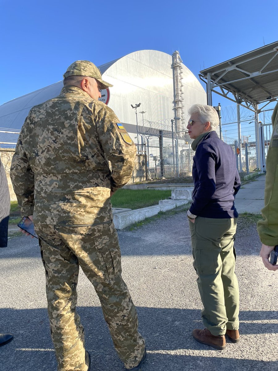 Am Atom-Sarkophag von Tschernobyl. Das Kraftwerk von Saporischschja, das die russische Armee im Visier hat, ist fünfmal größer. @derspiegel