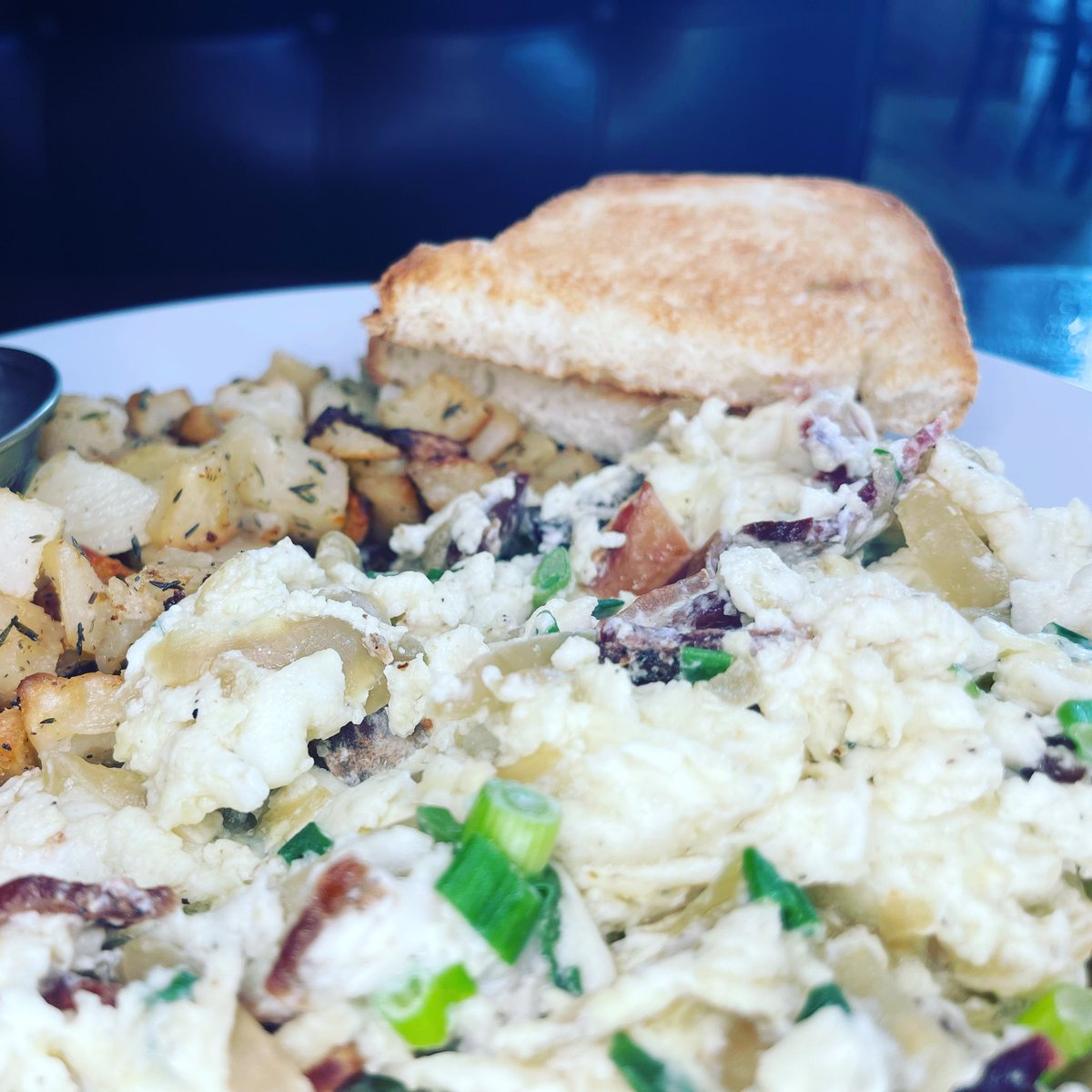 KanelaCafe's tweet photo. Who ordered the Lorraine scramble with egg-whites? Oh btw, you can do any egg dish with eggwhites fyi.
#eggwhites #lorrainescramble #eggs #scramble #breakfast #breakfastideas #breakfastclub #brunch #brunchchicago #chicago #chicagoeats #chicagofood #goodmorning #toast #potatoes https://t.co/ahCyMejtzM