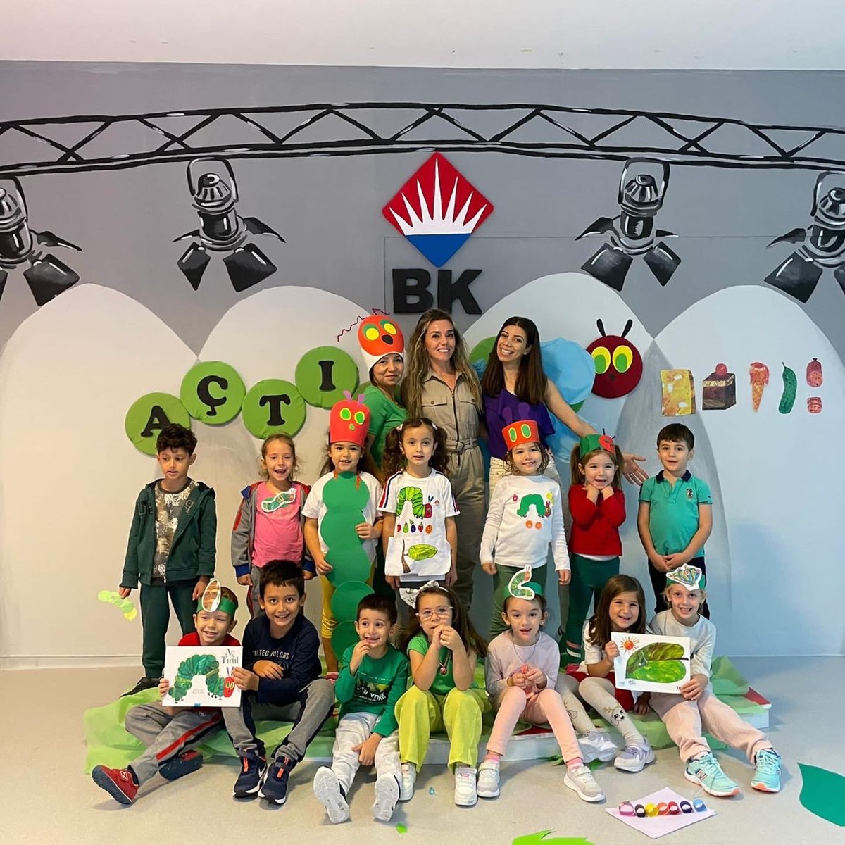 BlkBahcesehir's tweet photo. Anaokulu öğrencilerimizle kelebeğin yaşam döngüsü ve evreleri hakkında sohbet ettik. Hepimiz birer Aç Tırtıl olduk. Besinlerin gerekliliği ve önemini Aç Tırtıl draması ile vurguladık.🐛❤️💙 @ErkenCocukluk @tugbaozdinc @BuketAdiguler https://t.co/flRVHfvrtI