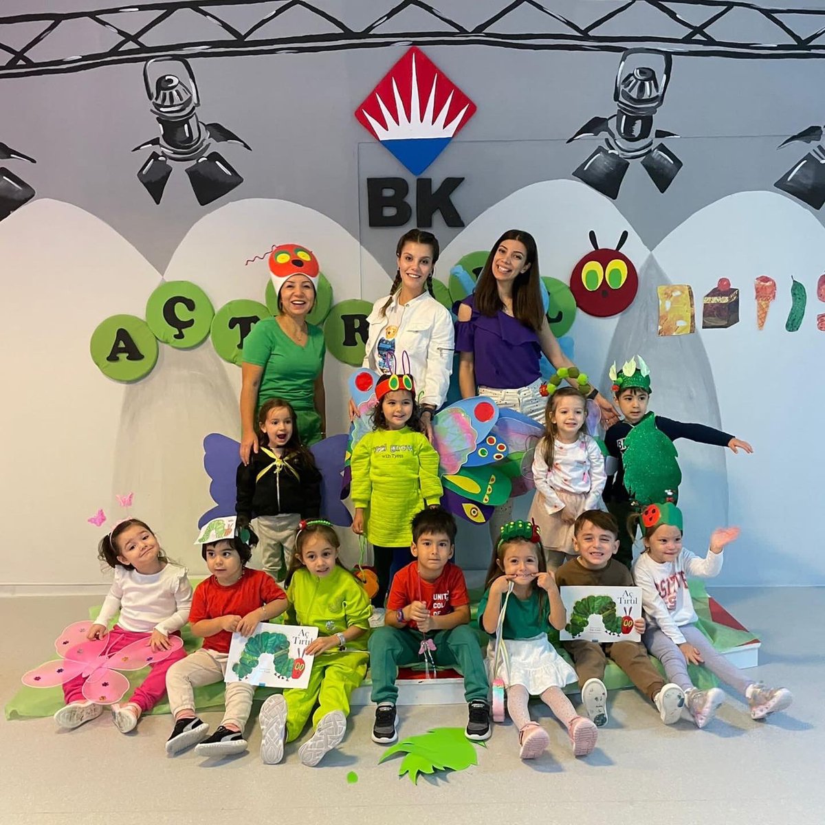 BlkBahcesehir's tweet photo. Anaokulu öğrencilerimizle kelebeğin yaşam döngüsü ve evreleri hakkında sohbet ettik. Hepimiz birer Aç Tırtıl olduk. Besinlerin gerekliliği ve önemini Aç Tırtıl draması ile vurguladık.🐛❤️💙 @ErkenCocukluk @tugbaozdinc @BuketAdiguler https://t.co/flRVHfvrtI