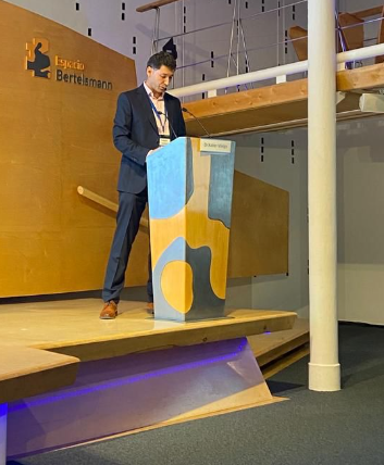 GrupoGethi's tweet photo. VIII Simposium GETTHI. El Dr. Xabier Mielgo presenta la mesa transversal de inmunoterapia, donde abordamos la terapia celular adoptiva, los Ac biespecíficos, datos clínicos de estas terapias y aproximación agnóstica de la inmunoterapia con el ensayo nivorare como ejemplo. #GETTHI https://t.co/O0wM3nfvf7
