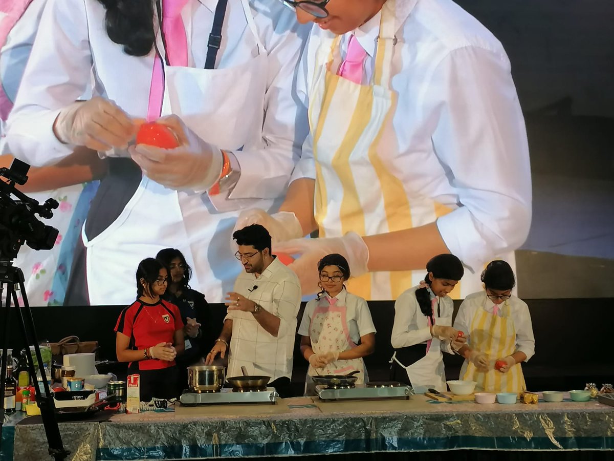 DxbModern's tweet photo. Chef Smit Sagar captivates his audience and culinary enthusiasts during his session at Modern this afternoon.
#masterchef #culinaryskills #buddingchefs
@KNargish @GEMS_ME @chefsmitsagar https://t.co/6Ea76LMlDL