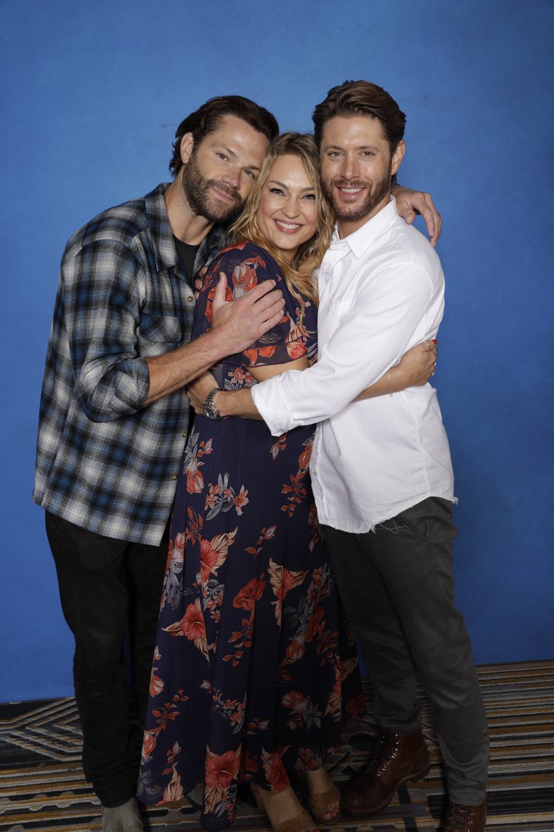 EmilieDK87's tweet image. #JPEGday To me, this picture is pure serotonin, total unadulterated happiness!🥰 #KCcon was so much fun and these wonderful guys are the very epicenter of that. Thank you so much @JensenAckles &amp;amp; @jarpad for making my 1st (def. not last) con such an unforgettable experience❤️ 1/2