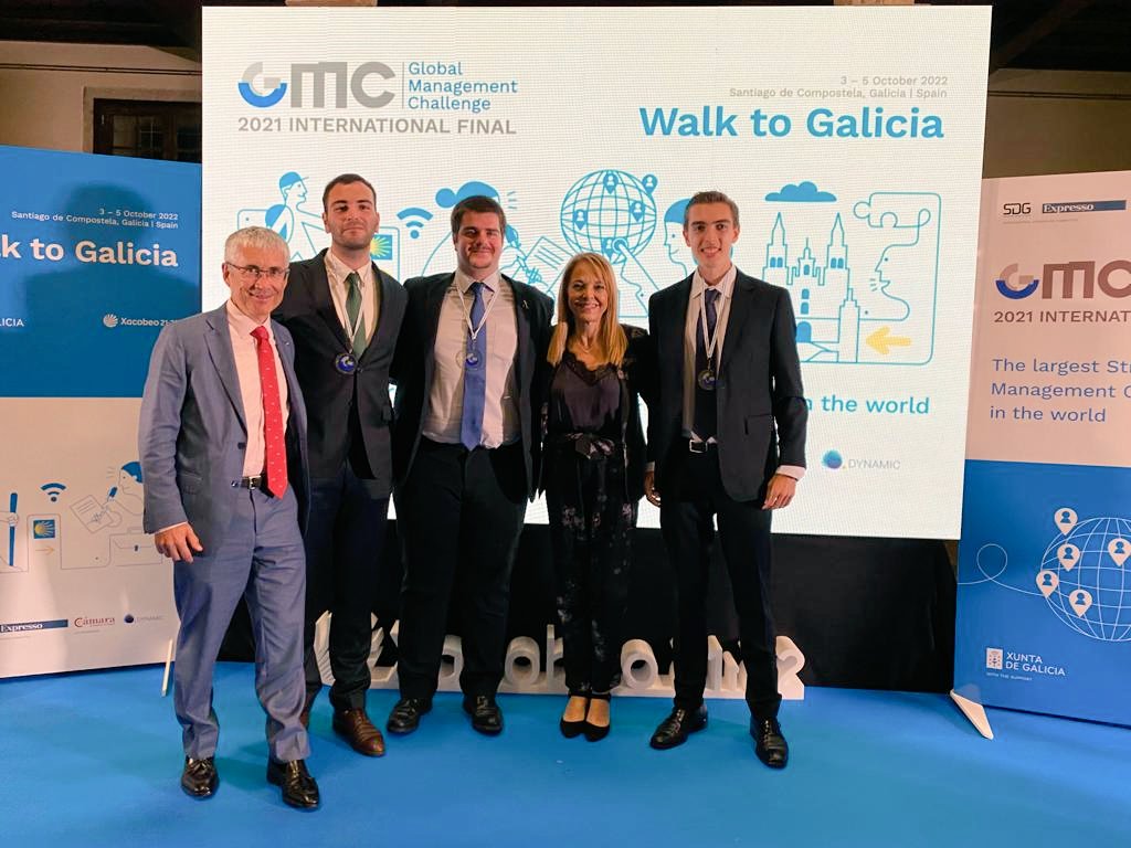 aeroespacialUPM's tweet photo. La directora de la #ETSIAE acompañó en Galicia a nuestros estudiantes. "Estamos orgullosos del papel que han desempeñado. Llegar hasta la final internacional no es fácil y requiere de mucho talento".
Felicitamos a Antonio, David y Roberto.
#GlobalManagementChallenge #somosUPM https://t.co/5xIjpvNcyA