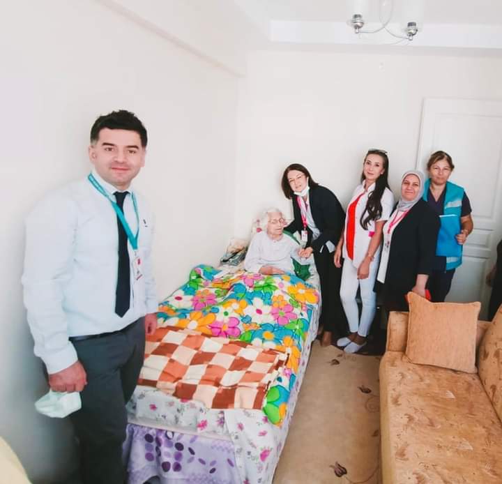 AYDINKDCH's tweet photo. Hastane yönetimi evde sağlık hizmet verdiğimiz hastalarımızı ziyaret ettiler. Emeği geçen Evde Sağlık Ekibimize teşekkür ederiz. https://t.co/iTS6vK4aWi