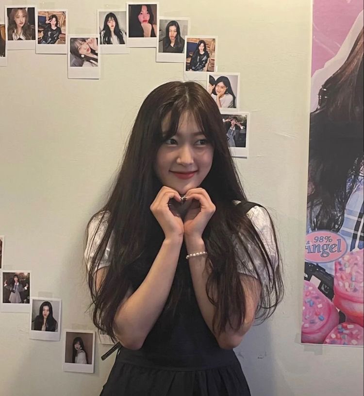 choerange's tweet photo. who needs math when i have choerry from loona🤭 https://t.co/01dPtZz8k2