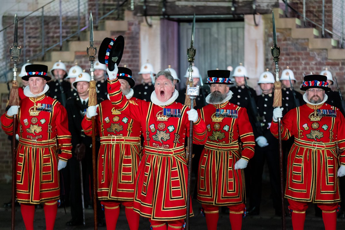 Our Chief Yeoman Warder Pete McGowran doffing his headdress and crying “God preserve King Charles” 👑