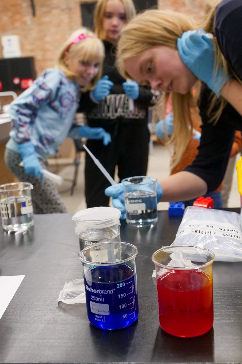 ICCRAM_UBU's tweet image. 👨‍🔬👨‍🔬ICCRAM was part of the European Researchers' Night held at the Science and Technology Station in Burgos📍

Fun experiments and activities linked to the @GreenerH2020, @SurfBio_Hub and #LightMe project were carried out by our colleagues, including our @JSI_SLO partners.