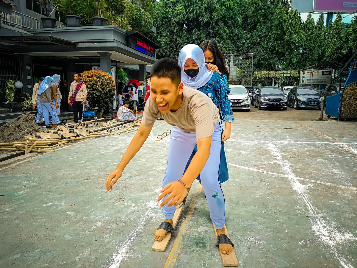 Kearifan lokal permainan tradisional. Terdapat beberapa olahraga tradisional yang dimainkan oleh siswa, antara lain egrang, terompah panjang, hadang, dan sumpitan.
