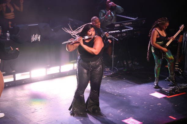 HerNetworkOnlne's tweet photo. .@Lizzo performs live at Saint Andrew's Hall for @SiriusXM's Small Stage Series presented by @AmericanExpress In Detroit. 

#MusicandHer #HerNetwork https://t.co/Me7fhmPhVI