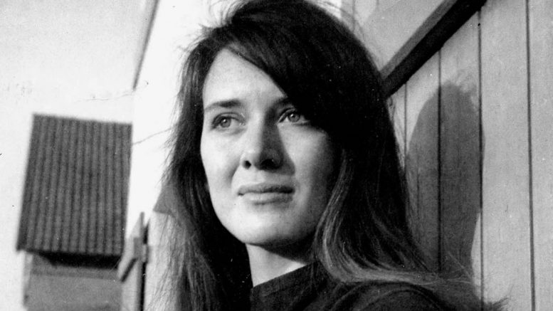 eplantada's tweet photo. La gran Annie Ernaux, premi Nobel de Literatura! Els camins de la memòria, la vida feta matèria literària, la lucidesa, les imatges, com t'atrapa amb el llenguatge i no et deixa fugir. La teniu en català a @angleeditorial magníficament traduïda per @valeriagaillard https://t.co/SRIRASIvO1