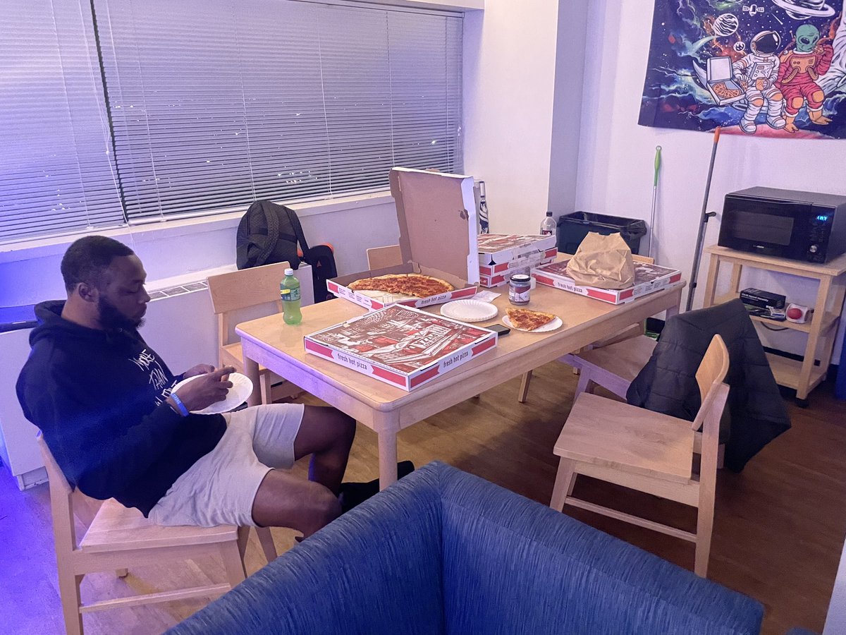 Dodson2121's tweet photo. After football practice late night study session at @Columbia University. I had some Pizza sent to my son and his teammates as a surprise from one of the best Pizza places in New York City. ๐๐๐. Recruiters these guys will be joining the workforce soon.
#GraduationSoon โณ https://t.co/qdDCkhlMAq