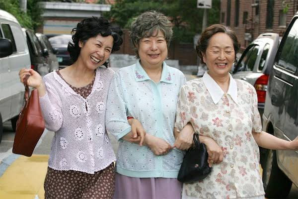 geekahjumma's tweet photo. Left: The OG, Kim Grandmother Trio from #OldMissDiary (2004), Shin Wonho PD was assistant director.
Right: The Tribute
Mom Trio from #Reply1988
Grandmother Trio from #HometownChaChaCha https://t.co/4qFXEgcSMG