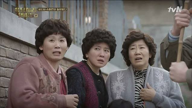 geekahjumma's tweet photo. Left: The OG, Kim Grandmother Trio from #OldMissDiary (2004), Shin Wonho PD was assistant director.
Right: The Tribute
Mom Trio from #Reply1988
Grandmother Trio from #HometownChaChaCha https://t.co/4qFXEgcSMG