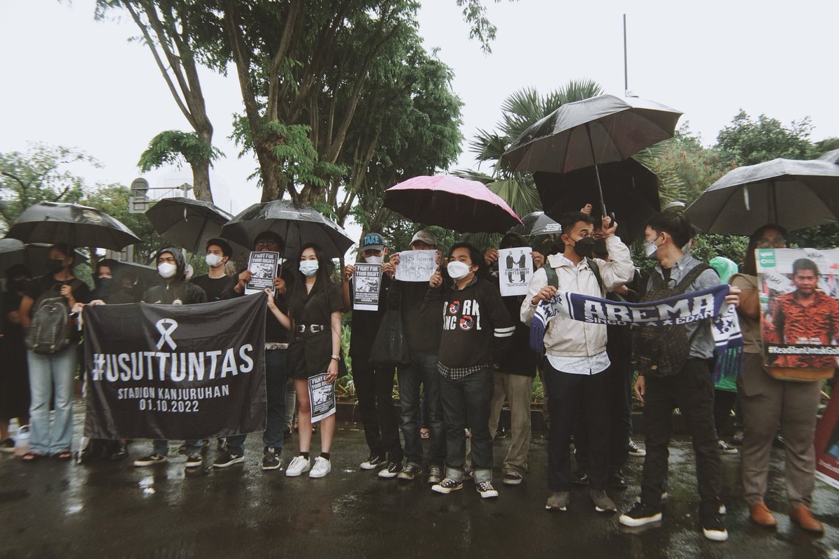 aldomkal's tweet photo. Amidst heavy rain, football fans joined @AksiKamisan Jakarta's weekly rally in front of the Presidential Palace, urging the government to thoroughly investigate (#UsutTuntas) the #Kanjuruhan tragedy, Thursday (6/10). Cc: @jokowi, @ListyoSigitP, @PSSI https://t.co/H2vmCSjrTI