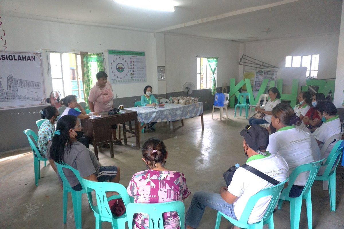 Ireus_Uni_Stgt's tweet photo. Focus group discussion with residents of Kasiglahan Village on their resettlement experiences and flood exposure in the BMBF LIRLAP project @soef_BMBF, @sure_regions, @Official_UDP https://t.co/j98hw3sOJI