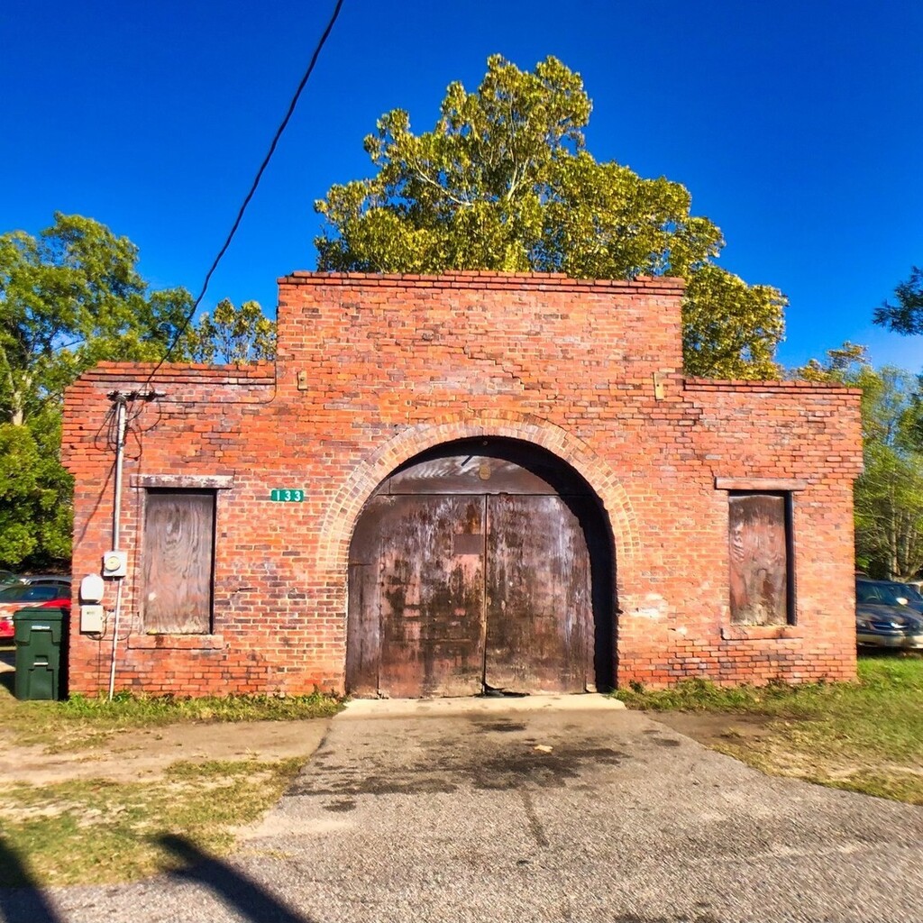 emt_chris's tweet image. The Coca-Cola Warehouse in Salley was built in 1924. The building originally served as a warehouse for an adjacent Coca-Cola plant that no longer exists. ⁠
#salleysc #cocacola #coke #nationalregisterofhistoricplaces #nrhp instagr.am/p/CjXnSNFNRI3/