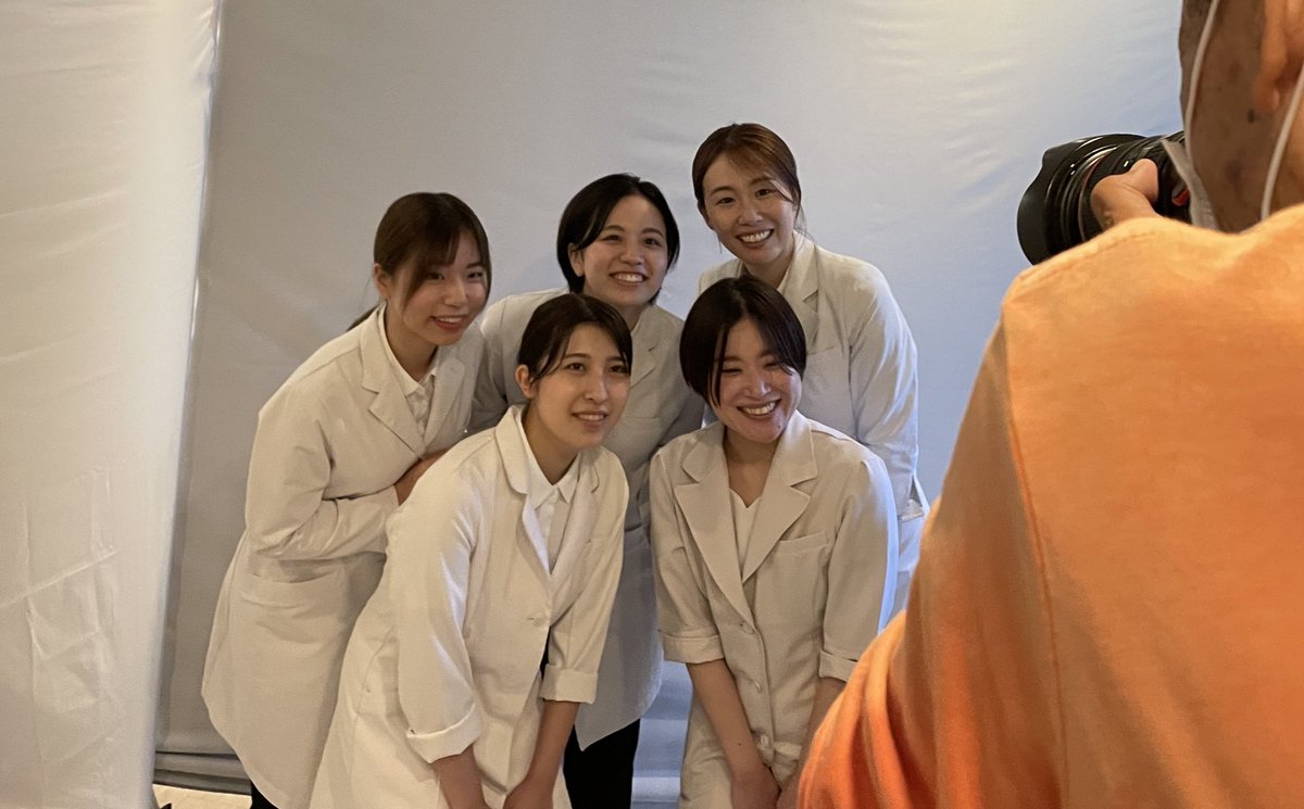 azken5's tweet photo. HP用に���メラマンさんを呼んでの写真撮影大会
我社の #女性鍼灸師 達はいつも笑顔で助けられています

#鍼灸師 #渋谷α鍼灸整骨院 #渋谷鍼灸 https://t.co/oQccSKnxA9