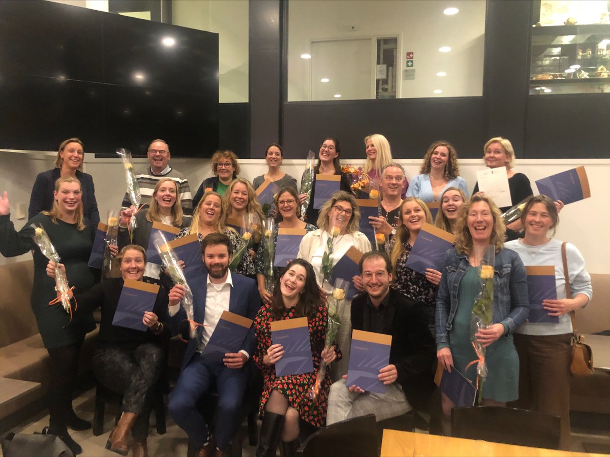 MarnixMOC's tweet photo. Op woensdagavond 5 oktober 2022 was er op de #DagvandeLeraar nog een extra cadeautje voor afgestudeerde rekencoördinatoren (middag-avondvariant) bij het MOC in Utrecht. Ze mochten op een feestelijke wijze het diploma Post-HBO Rekencoördinator in ontvangst nemen! #MOC https://t.co/qzzcR2caQU